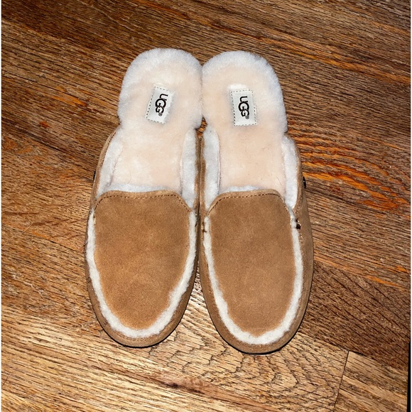 Women’s UGG slip on moccasins - Picture 1 of 3